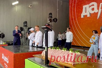 В Екатеринбурге приготовили рекордный рулет из ветчины. Шеф-повар Константин Ивлев в рамках фестиваля «Да, шеф!» в Екатеринбурге приготовил самый большой в России рулет из ветчины. Об этом сообщает KP.RU. Процесс приготовления прошел на большой сцене в Парке Маяковского. Вес готового блюда составил 41,5 килограмма, достижение внесли в Книгу рекордов России.