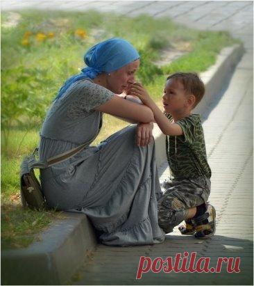 Мамочка, не плачь, моя родная, что на мне штанишки – не новьё.
Я тебя люблю и понимаю, что нехватка денег на жильё…
Что нужны сандалики для брата, у него невесты есть уже.
Мама, мне не нужно сладкой ваты. Главное – покой в твоей душе.
Ты – моя подружка и опора. Мне бы слёз твоих не замечать.
Не идёшь ты всё на уговоры. Надо срочно мультики включать.
Ну, давай с тобой я поиграю, почитаю сказочку, спою.
Если будешь плакать – наругаю и компотик вкусный не налью.
Хорошо, что мама, ты не куришь, ка