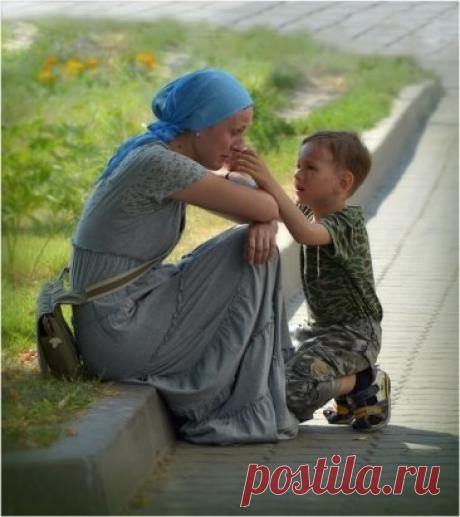 Мамочка, не плачь, моя родная, что на мне штанишки – не новьё.
Я тебя люблю и понимаю, что нехватка денег на жильё…
Что нужны сандалики для брата, у него невесты есть уже.
Мама, мне не нужно сладкой ваты. Главное – покой в твоей душе.
Ты – моя подружка и опора. Мне бы слёз твоих не замечать.
Не идёшь ты всё на уговоры. Надо срочно мультики включать.
Ну, давай с тобой я поиграю, почитаю сказочку, спою.
Если будешь плакать – наругаю и компотик вкусный не налью.
Хорошо, что мама, ты не куришь, ка