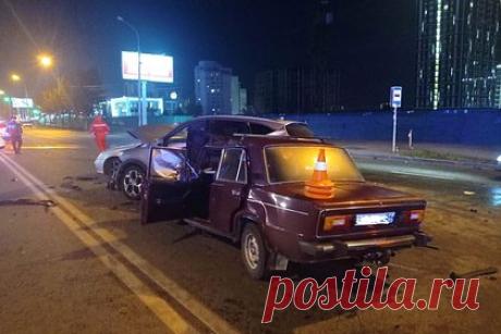 Россиянин без прав насмерть сбил человека и погиб. В Новосибирске на улице Большевистской мужчина без прав насмерть сбил человека и погиб сам. Об этом сообщается на странице городского управления ГИБДД во «ВКонтакте». По данным инспекции, россиянин без прав на ВАЗе сбил мужчину, который находился на месте ранее случившейся аварии, и врезался в стоящие автомобили.