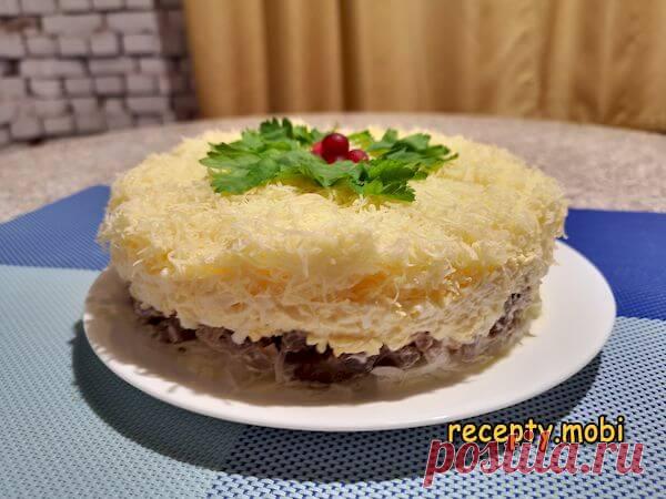 Салат «Мужские грёзы»

✅ Ингредиенты
▫ отварная говядина – 300 г;
▫ отварные яйца – 4 шт;
▫ маринованный лук от 1 или 2 луковиц;
▫ сыр твердых сортов – 150 г;
▫ майонез – 4 ст.л;
▫ черный молотый перец – по вкусу;
▫ петрушка и клюква – для украшения.