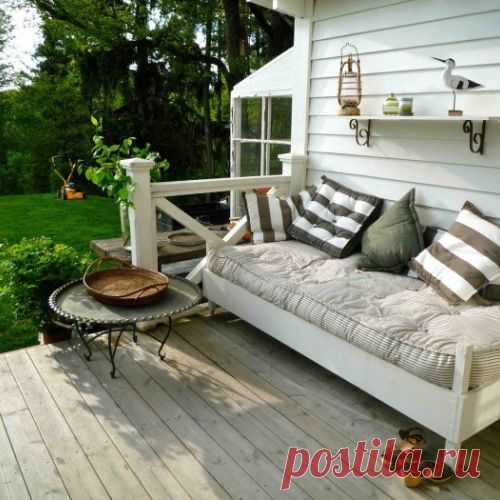 17 удобных и стильных диванчиков для отдыха на приусадебном участке