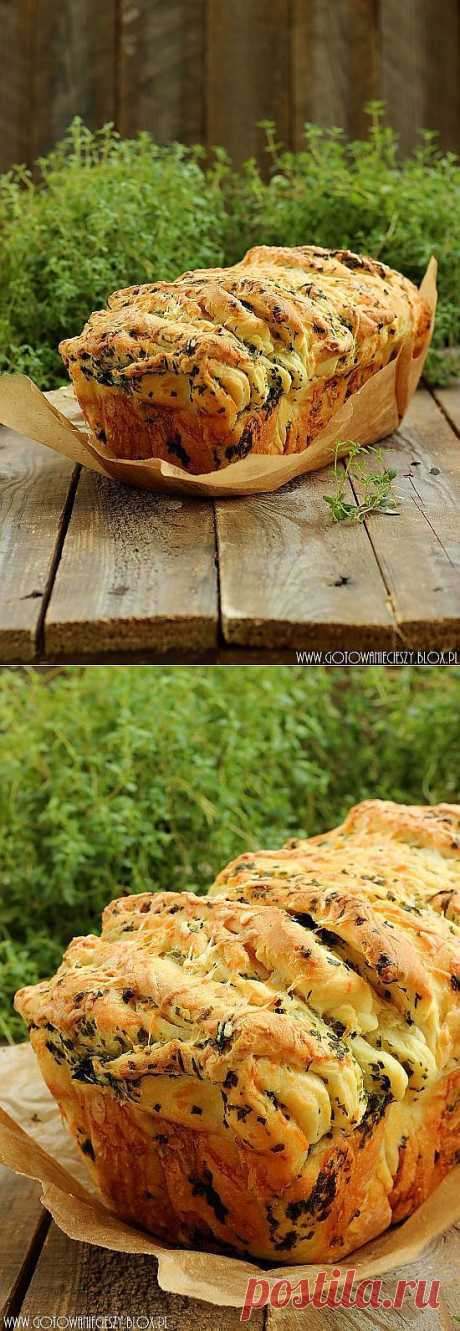 Отрываный хлеб с зеленью и сыром..