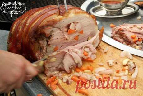 ПРАЗДНИЧНЫЙ СВИНОЙ ОКОРОК В ДУХОВКЕ,С ОЧЕНЬ ВКУСНЫМ МАРИНАДОМ

соль 
свежемолотый черный перец 
кайенский перец – 0,25-0,5 ч. л. 
свиной окорок с жирком, одним куском – 2-2,5 кг 
перец горошком (по желанию) – 1 ч. л. 
имбирный порошок – 1 ч. л. 
крупные головки чеснока – 6 шт. 
свежий корень имбиря – 8-10 см 
лайм – 2 шт. или лимон – 1 шт. 

Срежьте с жира на окороке 6 кусочков размером 1,5 х 1,5 см. Если жира слишком много, срежьте его так, чтобы на окороке остался слой т...