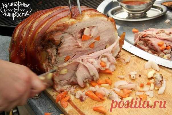 ПРАЗДНИЧНЫЙ СВИНОЙ ОКОРОК В ДУХОВКЕ,С ОЧЕНЬ ВКУСНЫМ МАРИНАДОМ

соль 
свежемолотый черный перец 
кайенский перец – 0,25-0,5 ч. л. 
свиной окорок с жирком, одним куском – 2-2,5 кг 
перец горошком (по желанию) – 1 ч. л. 
имбирный порошок – 1 ч. л. 
крупные головки чеснока – 6 шт. 
свежий корень имбиря – 8-10 см 
лайм – 2 шт. или лимон – 1 шт. 

Срежьте с жира на окороке 6 кусочков размером 1,5 х 1,5 см. Если жира слишком много, срежьте его так, чтобы на окороке остался слой т...