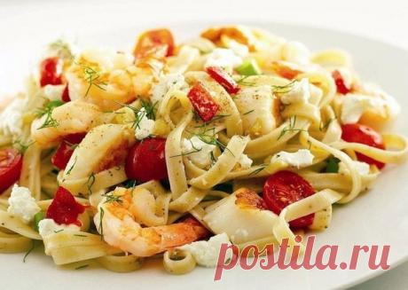 ПОДЛИВА К МАКАРОНАМ: ТОП-10 КРУТЫХ РЕЦЕПТОВ 
К ужину, то что нужно 

1.СЛИВОЧНАЯ ПОДЛИВА С ПОМИДОРАМИ 

ИНГРЕДИЕНТЫ: 
● несколько зубчиков чеснока, 
● пара луковиц, 
● стакан жирных сливок или сметаны, 
● полкило помидоров, 
● базилик, 
● оливковое масло, 
● ложка сливочного масла, 
● соль, 
● перец, 
● немного сушеной мелиссы, 
● ложка сахара. 

ПРИГОТОВЛЕНИЕ: 
Нарежьте пластинками чеснок, обжарьте его в оливковом масле. Когда чеснок станет золотистым, удалите его из масл...