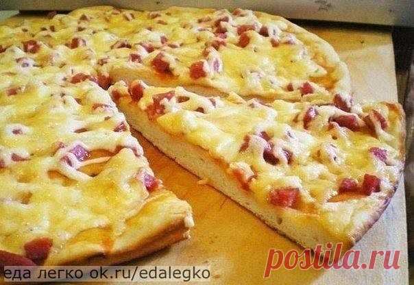 Тесто для пиццы

Ингредиенты:

●1 стакан муки
●треть стакана теплой воды
●1 ст.л. растительного масла
●1 ч.л. (с горкой) сухих или пресованных дрожжей (последние лучше)
●0,5 ст.л. меда

Приготовление:

1. Тесто вымешиваем, на 5 минут оставляем в теплом месте.
2. Через 5 минут получаем роскошное тесто, которое не нужно раскатывать, которое само растягивается так, как это делают в настоящих пиццериях.

Примечание:
На фото из двойной порции теста получилась одна пицца 36 см в...