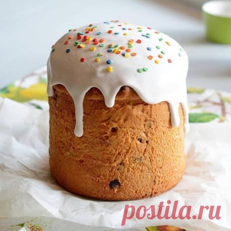 Вкусные куличи 
Не сухие, мякиш нежный и легкий, немного влажный.

Ингредиенты

Мука — 750 г
Сахар — 300 г
Дрожжи — 25 г
Яйца — 3 шт.
Молоко — 250 мл
Масло сливочное — 140 г
Масло растительное — 30 г
Сметана — 70 г
Соль — 0,5 ч. л.
Сахар ванильный — 10–15 г
Изюм, цукаты — по вкусу

Приготовление:

1. Опара. В теплом молоке (125 мл) растворить дрожжи, 30 г сахара, 70 г просеянной муки. Перемешать и поставить в теплое место на подъем.

Опара начнет подниматься, затем опадет....