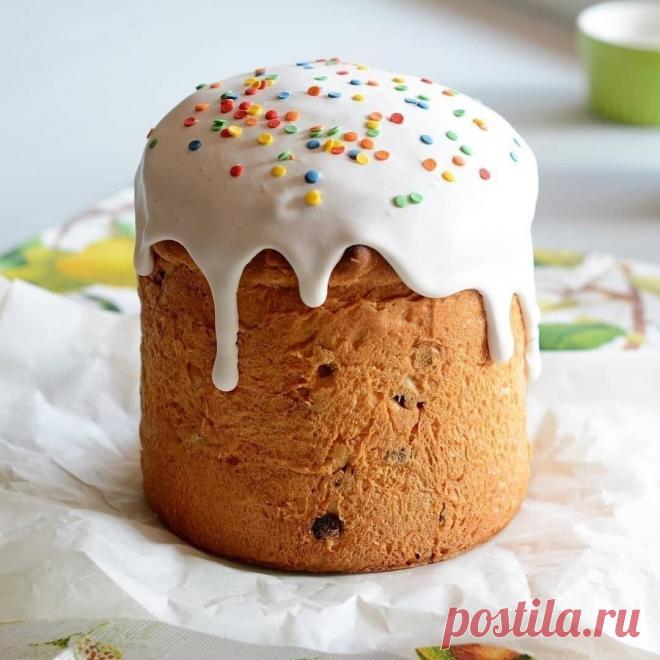 Вкусные куличи 
Не сухие, мякиш нежный и легкий, немного влажный.

Ингредиенты

Мука — 750 г
Сахар — 300 г
Дрожжи — 25 г
Яйца — 3 шт.
Молоко — 250 мл
Масло сливочное — 140 г
Масло растительное — 30 г
Сметана — 70 г
Соль — 0,5 ч. л.
Сахар ванильный — 10–15 г
Изюм, цукаты — по вкусу

Приготовление:

1. Опара. В теплом молоке (125 мл) растворить дрожжи, 30 г сахара, 70 г просеянной муки. Перемешать и поставить в теплое место на подъем.

Опара начнет подниматься, затем опадет....