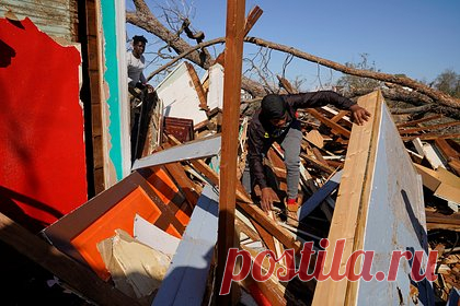 Байден ввел режим ЧС в Миссисипи. Президент США Джо Байден ввел режим чрезвычайной ситуации в штате Миссисипи после разрушительного шторма. Мощный ураган пронесся по штату, убив по меньшей мере 25 человек и одного в Алабаме. Байден распорядился оказать федеральную помощь в дополнение к усилиям штатов.