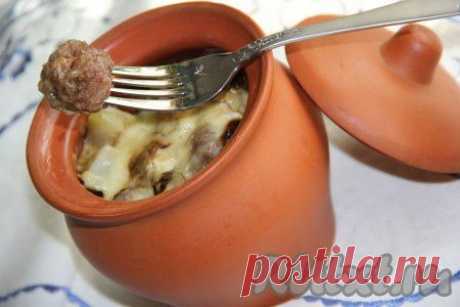 Фрикадельки в горшочках с картошкой и грибами