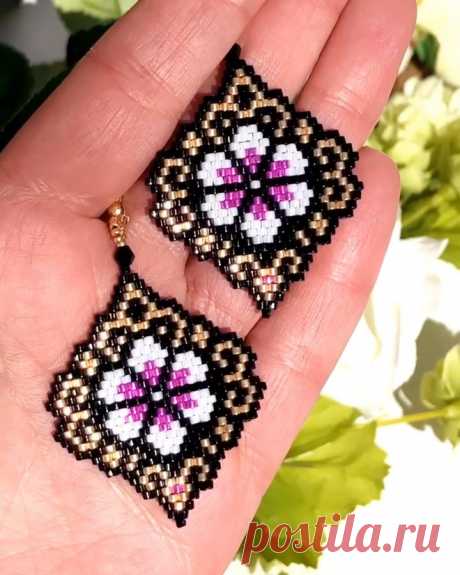 Brick stitch pattern-Digital Download for these earrings is available at SplendidBeads’s Etsy Shop