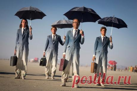 Жизнь — это дождь. Сплошной дождь. Иногда он моросит мелкими капельками, иногда переходит в ливень. В жизни каждого бывает человек с зонтом. Он приходит неожиданно и дарит солнце, укрывает от всего плохого. Важно его не потерять — человека с зонтом, который приходит только раз.