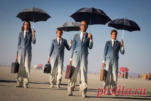 Жизнь — это дождь. Сплошной дождь. Иногда он моросит мелкими капельками, иногда переходит в ливень. В жизни каждого бывает человек с зонтом. Он приходит неожиданно и дарит солнце, укрывает от всего плохого. Важно его не потерять — человека с зонтом, который приходит только раз.