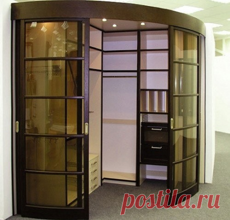 Компактная угловая гардеробная в комнате