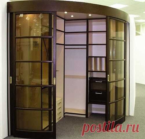 Компактная угловая гардеробная в комнате