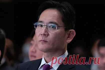 Главу Samsung захотели отправить в тюрьму на пять лет. Прокуратура Южной Кореи потребовала пятилетнего тюремного заключения для главы Samsung Group Ли Чжэ Ена. Его обвиняют в подтасовке цен на акции, мошенничестве с бухгалтерией и нарушении служебных обязанностей, связанных со слиянием двух дочерних компаний Samsung Cheil Industries Inc. и Samsung C&T Corp. в 2015 году.