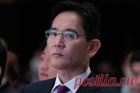 Главу Samsung захотели отправить в тюрьму на пять лет. Прокуратура Южной Кореи потребовала пятилетнего тюремного заключения для главы Samsung Group Ли Чжэ Ена. Его обвиняют в подтасовке цен на акции, мошенничестве с бухгалтерией и нарушении служебных обязанностей, связанных со слиянием двух дочерних компаний Samsung Cheil Industries Inc. и Samsung C&amp;T Corp. в 2015 году.
