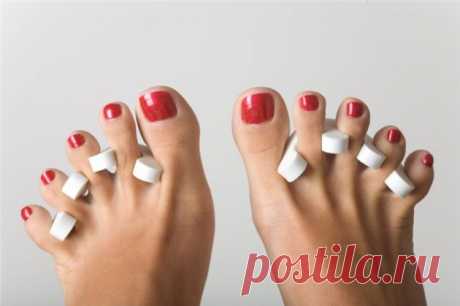 Как сделать педикюр в домашних условиях
Педикюр – очень полезная и приятная процедура для ног, сочетающая в себе косметический и терапевтический эффект. Огрубевшие жёлтые пятки не только неприглядно выглядят, но и могут стать причиной болей и неудобств при ходьбе. Кроме того, педикюр помогает сделать ногти на ногах ровными и привлекательными, что особенно немаловажно летом.