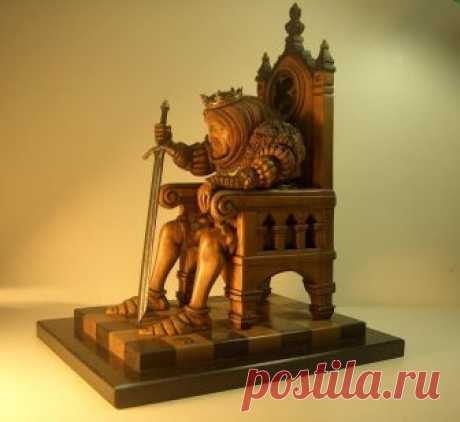 Символ власти.
Одиночество на вершине...Рука монарха ещё крепко держит меч-символ власти.Сколько пройдено великих сражений!Сколько одержано славных побед!И вот теперь всё чаще неотступная мысль:"Кому?!Кто достоин понести это бремя?!Кто сможет сохранить и приумножить,сберечь и защитить?!
А меч с годами всё тяжелей...
Орех,морёный дуб,бивень мамонта,рог буйвола,бронза,мрамор,дамасская сталь.
Размер 18 на 13 на 22 см 2018 год
Сергей Линик