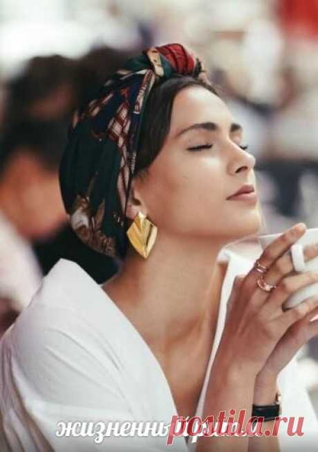 После обеда люди всё же бывают склонны к мелким безумствам. После обеда, повторяю, а не с утра.
Макс Фрай «Одна и та же книга»