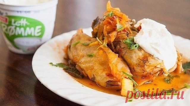 10 самых вкусных рецептов голубцов - обязательно сохраните.

1. Голубцы с грибами

Ингредиенты:

Белокочанная капуста — 8–10 листьев 
Вода 
Соль — по вкусу 
Растительное масло — 2 ст. л. 
Для начинки: 
Свежие грибы — 500 г или сушеные грибы — 100 г 
Томатная паста — 1–2 ст. л. 
Рассыпчатая рисовая каша — 1/2 ст.
Соль — по вкусу

Приготовление:

1. Капустные листья проварить в кипящей воде 2–3 мин., вынуть из воды, дать воде стечь. 
2. При необходимости жесткие прожилки лис...