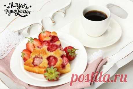 Вкуснейший пирог с клубникой 🍓

Ингредиенты:

Размягченное сливочное масло — 100 г 
Сахар — 1 стакан
Ванильный сахар — 10 г 
Яйца куриные — 2 шт.
Кефир — 1 стакан
Мука —1,5 стакана
Разрыхлитель — 1,5 ч. л.
Клубника — 150 г