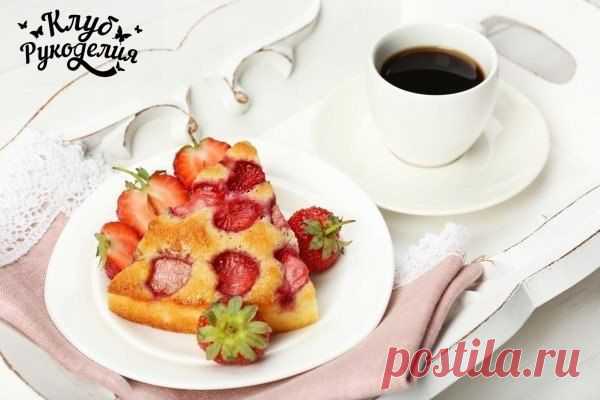 Вкуснейший пирог с клубникой 🍓

Ингредиенты:

Размягченное сливочное масло — 100 г 
Сахар — 1 стакан
Ванильный сахар — 10 г 
Яйца куриные — 2 шт.
Кефир — 1 стакан
Мука —1,5 стакана
Разрыхлитель — 1,5 ч. л.
Клубника — 150 г