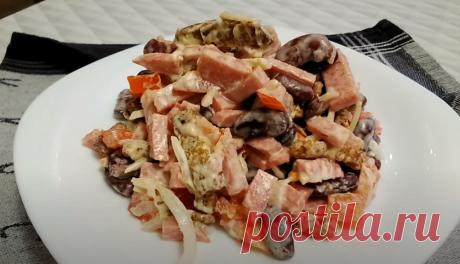 Салат с фасолью, сухариками и колбасой рецепт пошаговый с фото на Все рецепты ру
Яркий, сытный салат с фасолью, сухариками и колбасой, достоин праздничного стола. Не смотря на это, салат очень прост в приготовлении. Сухарики, для салата с фасолью, лучше брать со вкусом копченостей. Копченую колбасу можно заменить вареной. Салат с фасолью, сухариками и колбасой можно заправить майонезом или сметаной.