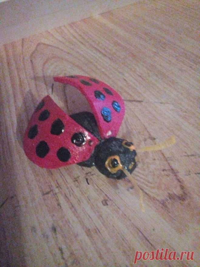 Сделана фигурка из пенопласта