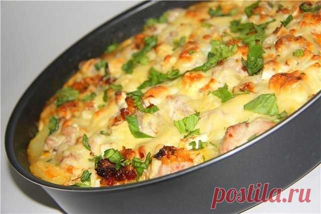 Обязательно приготовьте! Это так вкусно!!!

Ингредиенты:

- Картошка — 600 г
- Лук — 150 г
- Куриное филе — 500 г
- Твердый сыр — 250-300 г
- Чеснок — 3-4 зубчика
- Сметана — 250-350 мл
- Майонез — 2 ст. л.
- Соль, перец, специи — по вкусу

Приготовление:

1. Тонко порезать куриное филе. Порезать ломтиками чеснок. Смешать майонез, курицу, чеснок, соль, перец и специи по вкусу. Все хорошо перемешать и дать постоять 20 минут.
2. Лук порезать тонкими колечками. Сыр натереть н...
