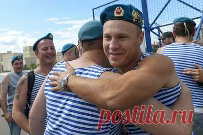 День ВДВ в 2025 году: суть, история и традиции. 2 августа в России отмечают День ВДВ — праздник смелых и отважных десантников. В 2025 году ВДВ исполняется 95 лет. Как появилась эта дата, какие традиции связаны с голубыми беретами и как лучше поздравить служащих и ветеранов Воздушно-десантных войск, рассказывает «Лента.ру».