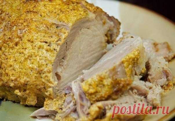 Свинина, запеченная с майонезом и специями. 

Сочное мясо со специями - умопомрачительный вкус. 

Вам потребуется: 

1,2 кг свиной корейки без кости 
6-7 зубчиков чеснока 
3-4 лавровых листа 
1 стакан майонеза 
1 столовая ложка молотого кориандра 
1,5 столовые ложки молотого черного перца 
1,5 столовые ложки паприки 
соль по вкусу 

Как готовить: 

1. Вылейте в миску майонез. Добавьте все специи (кориандр, черный перец, паприку). 

2. Очистите чеснок и выдавите его в миску...