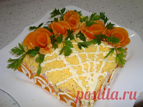 ПРАЗДНИЧНЫЙ !!!  **Слоями, под майонез: 1)ветчина 200г -кубик, 2)яйц 3шт -м/тёрка, 3)морковь 2шт -кубик, 4)марин/огурец 2шт -кубик , 5)сыр -м/тёрка. *Декор: петрушка, морковь -розочки.