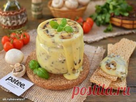 Домашний плавленый сыр с шампиньонами - нереальная вкуснятина!

Ингредиенты:
500 гр творога(домашний творог)
2 яйца
2-3 ст.л сметаны(домашняя)
соль по вкусу(примерно 1 ч.л без горки)
1 ч.л соды(не полная без горки)
петрушка 5 веточек(можно укроп)(мелко порезать)
200 гр грибов(шампиньоны)

Приготовление:
1. Все ингредиенты смешиваем,и взбиваем все погружным блендером.
2. Ставим кастрюлю на водяную баню,помешивая варим (около 15 минут) а в это время масса расплавится,станет ...