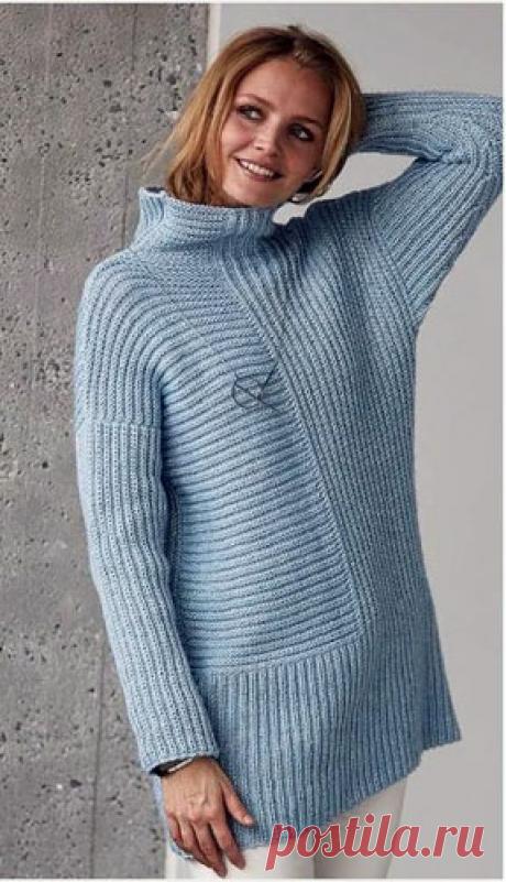 Голубой свитер Вязаный спицами свитер голубого цвета. Описание