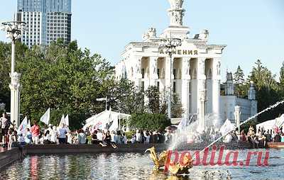 Организаторы подготовили онлайн-экскурсии по выставке "Россия". Маршруты позволяют увидеть все павильоны выставки тем, кто не успел посетить ее. Всего разработано 10 тематических экскурсий