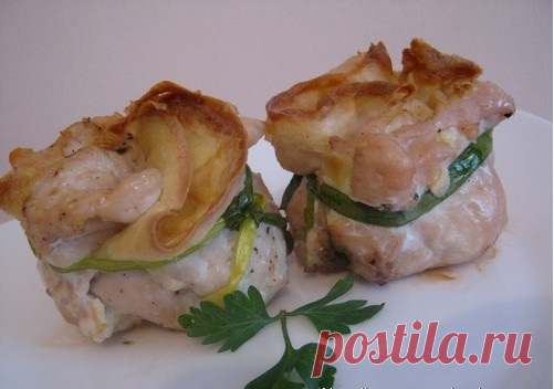 Мешочки с сыром и грибами. Приготовьте отбивные по новому, гости будут в восторге 
Ингредиенты:
— свинина— грибы маринованные— чеснок— сыр плавленный
Приготовление: 
1. Мясо нарезать как на отбивные, отбить. Солим, перчим.2. На каждую отбивную положить по ломтику сыра, грибы (ломти…