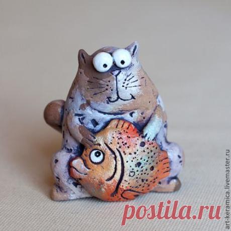 Купить Кот керамический Гоша. Статуэтка кота, фигурка кота - кот с рыбой, кот рыбак