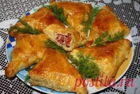 Пирожки с колбасой и сыром из слоеного теста — рецепт