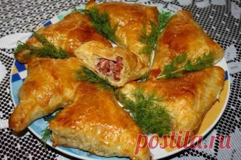 Пирожки с колбасой и сыром из слоеного теста — рецепт