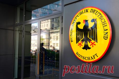 Германия начала эвакуацию членов семей дипломатов из Украины. Германия начала эвакуацию членов семей немецких дипломатов на фоне ухудшающейся обстановки на границе России и Украины. Об этом заявил официальный представитель МИД ФРГ. Такому же примеру последовали США и Австралия. Разработку подобного плана также рассматривает и Япония.