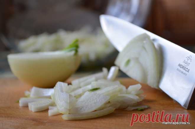 Луковые оладьи с морковным соусом