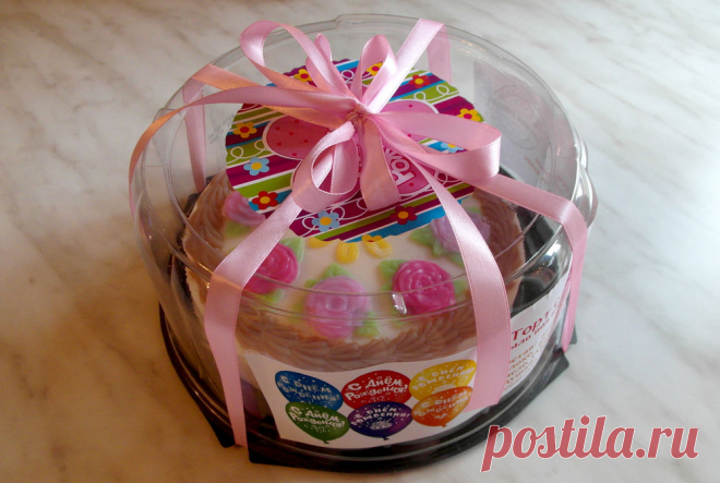 Создаем «вкусный» мыло торт Вам потребуется: Пластиковая форма торт с розами под нарезку диаметр 18,5 см. Силиконовая форма меньшего диаметра — 17 см. Термоустойчивая посуда (стеклянные стаканы). Нож для нарезки мыльной основы. Разделочная доска. Стеклянная палочка для размешивания. Пульвелизатор и медицинский спирт. Пипетка пастера. Зубочистка. Мыльная основа белая и прозрачная. Красители немигрирующие «Zenicolor».