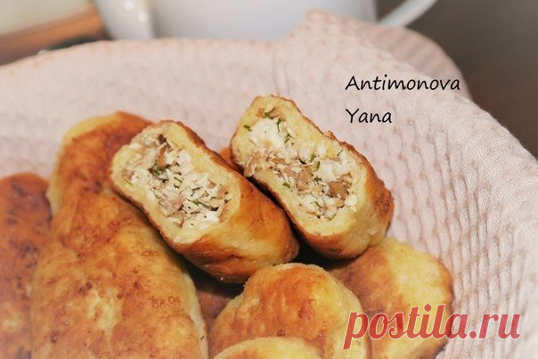 Мягкие и пышные жареные пирожки из творожного теста с курицей, грибами и зеленью
