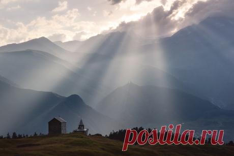 Посёлок Степанцминда, Грузия. Автор фото: Александр Ра.