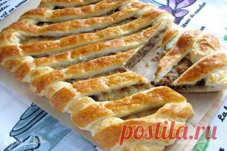 Испанский пирог с мясным фаршем и сыром. Ингредиенты: говяжий фарш, моцарелла, лук репчатый