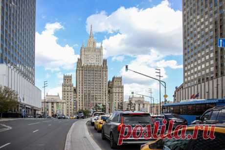 МИД России отреагировал на отставку канцлера Австрии. Министерство иностранных дел (МИД) России отреагировало на отставку канцлера Австрии Себастьяна Курца. Как заявили в российском внешнеполитическом ведомстве, отставка Курца — внутреннее дело страны, «австрийцы сами разберутся». Курц ушел в отставку на фоне расследования по подозрению в пособничестве взяточничеству.