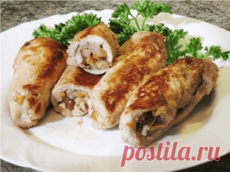 Бесподобные рулеты из свинины с грибами.
Продукты:
600 г свиного филе куском, без костей
400 г шампиньонов
2 больших луковицы
2 яйца, сваренных вкрутую
1 - 1,5 стакана тертого сыра моцарелла
1 стакан жирных сливок
соль по вкусу
молотый черный перец по вкусу
подсолнечное или оливковое масло
Приготовление:
1. Разогрейте 2-3 столовые ложки растительного масла в сковороде на среднем огне. Очистите лук и нарежьте его тонкими четвертинками колец. Обжарьте на сковороде до золотистого цвета (около 1