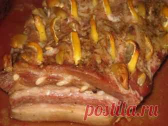 Сочная и ароматная свиная грудинка с лимоном 


Вы обалдеете от такой вкуснятины!









Ингредиенты:
Свиная грудкалимонычесноксольспеции
Приготовление:
 
Посыпаем свинину солью и специями, выкладываем в форму для запекания.Шпигуем мясо кусочк…